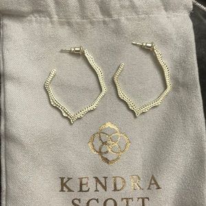 KENDRA SCOTT Gold Miku Open Hoop Earrings
